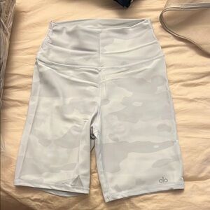 ALO Yoga Women's Light Gray Camo Bike Shorts
